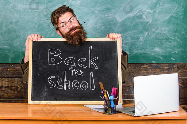 九月份新学年开始。老师或校长用黑板题字欢迎回到学校。欢迎回来。老师欢迎新生进入教育机构。