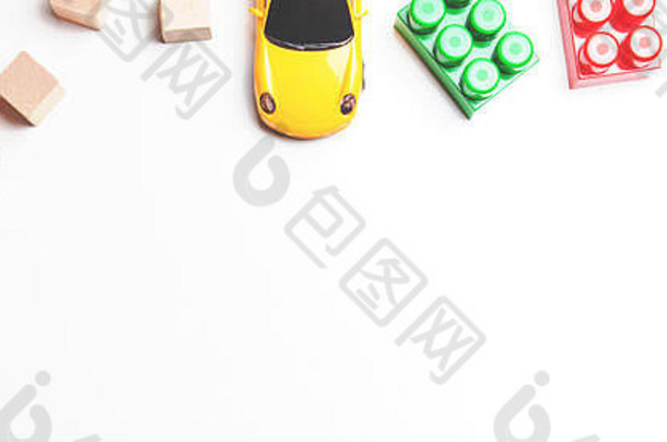 白色背景上有玩具汽车、塑料砖和木块的儿童玩具框架