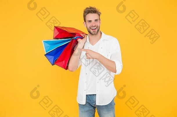大折扣。快乐的人拿着纸袋购物。如果我愿意，我会得到。<strong>光棍节</strong>。消费主义概念。愉快的顾客微笑着购买时装。冲动购买。