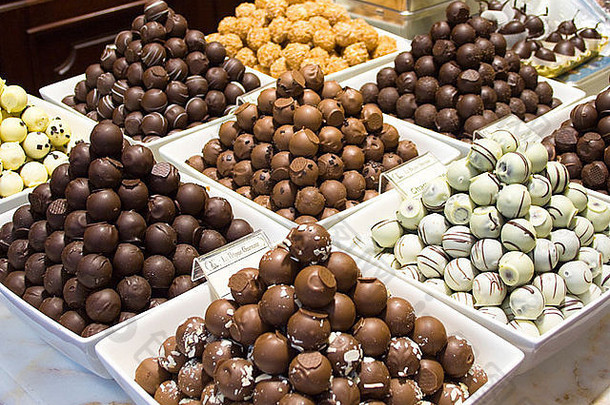 比利时巧克力在布鲁塞尔一家巧克力店的甜点陈列