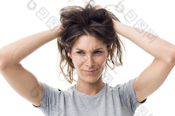一个愤怒的压力很大的女人有一天头发不好，她抱着<strong>凌乱</strong>的头发