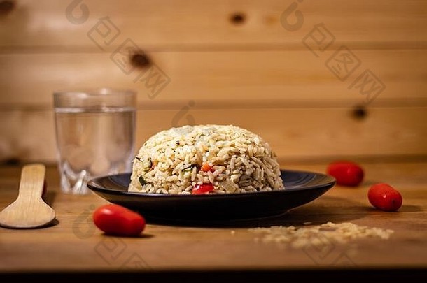 木制背景上的蔬菜开胃健康糙米