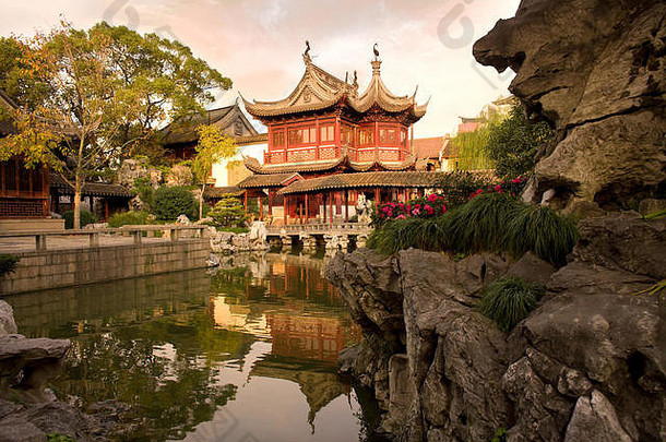亚洲，中国上海，古城，<strong>豫园</strong>公共花园中的宝塔