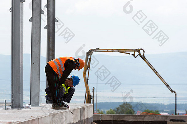 保加利亚索非亚-2015年5月29日：工人们正在完成索非亚第二个废物厂（有机废物厂，wast）的建设