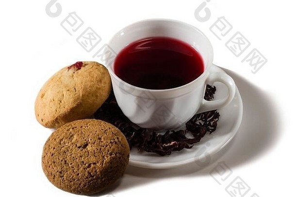 一杯卡卡德红茶，干花和饼干，背景为白色
