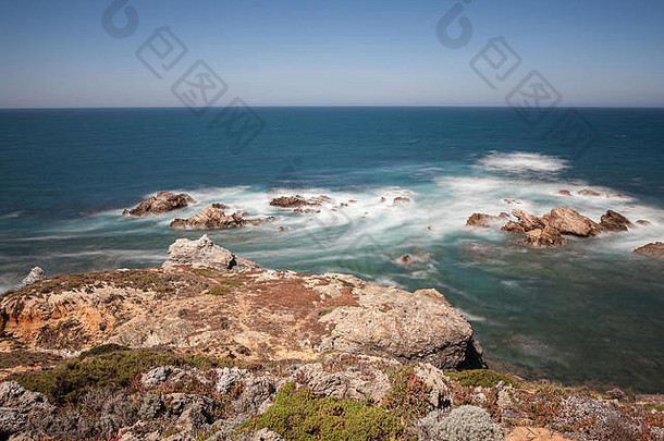 位于葡萄牙西南部的Costa Vicentina上的渔民路线以其岩层和水晶海滩为特色。