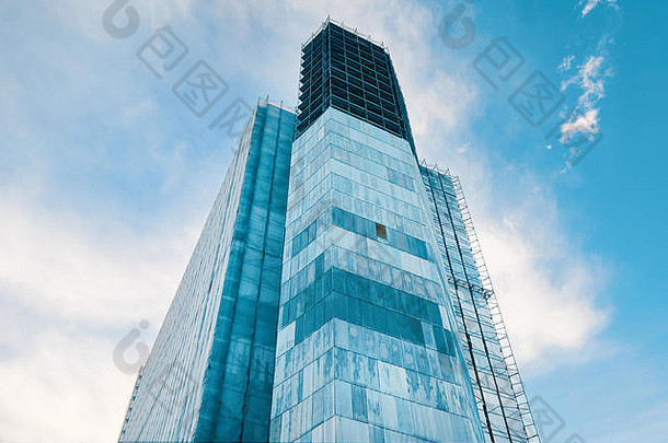 在建摩天大楼与蓝天