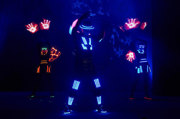 激光表演，穿着led套装的舞者们带着led灯，非常漂亮的夜总会表演，派对