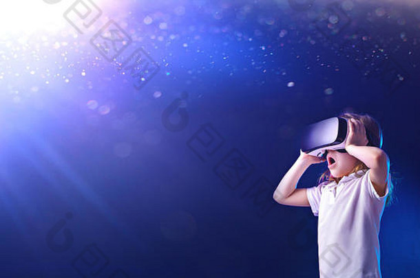 在闪亮的蓝色背景上使用虚拟现实数码<strong>眼镜</strong>的惊讶女孩儿