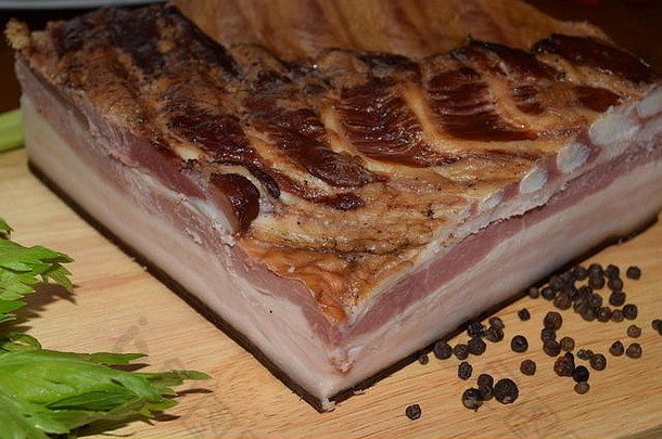 熏肉德国食品的全部名气——根据祖母的食谱和艺术，在木制盘子上完全腌制和熏制猪肉熏肉。