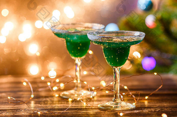 两杯绿色鸡尾酒的圣诞照片