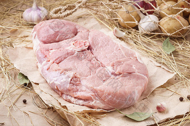 生猪肉-火腿或腿。新鲜的有机肉类和配料。乡村风格。