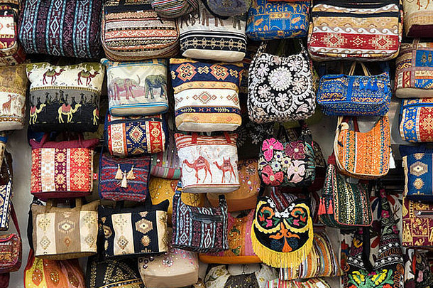 土耳其伊斯坦布尔大集市上出售的彩色手袋