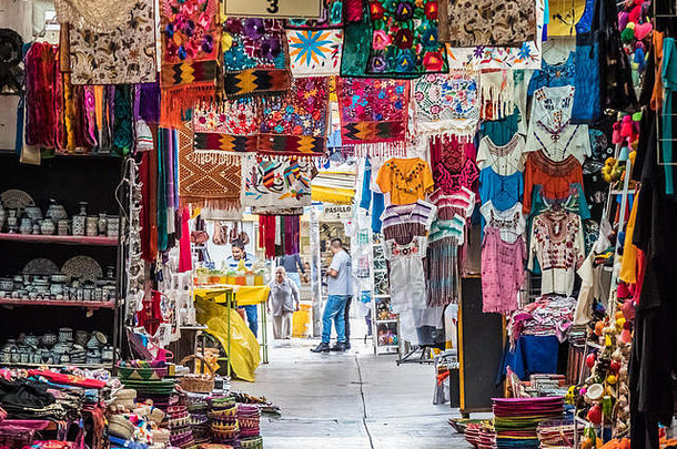 墨西哥城圣胡安市场的彩色产品展示
