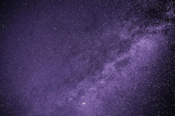 以银河系为背景的紫色星空。