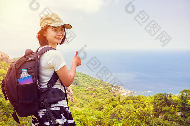 复古风格的女游客，带着背包，戴着帽子，从高高的<strong>风景</strong>点仰望美丽的自然<strong>风景</strong>——蓝色的大海和天空