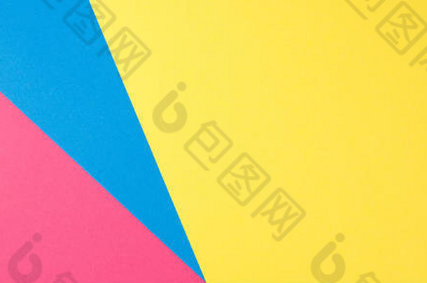 彩色纸几何平面构图背景，带有黄色、粉色和蓝调