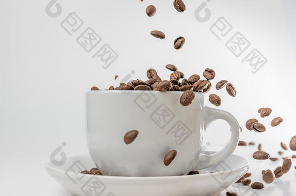 咖啡豆落在一个白色的瓷杯和茶托里，在空气中蹦蹦跳跳，传递着警觉的兴奋，所有这些<strong>都与</strong>白色的杯子和茶托隔绝