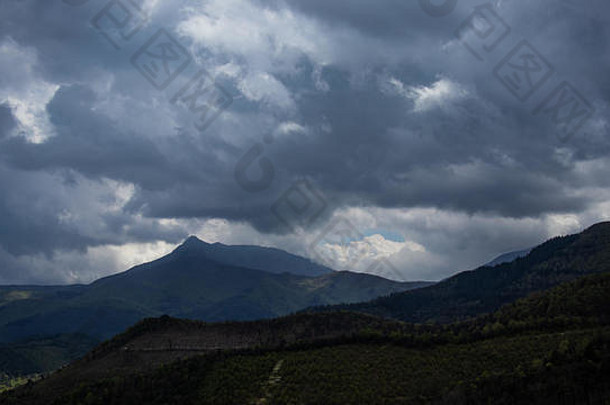 黑暗狂风暴雨的Cloudscape绿色山峰景观加泰罗尼亚