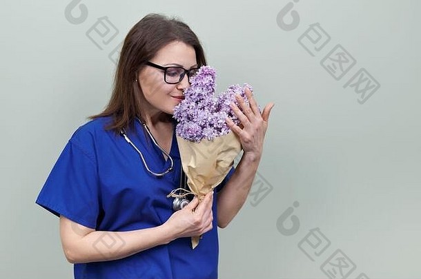 带着花束微笑的成熟女医生护士