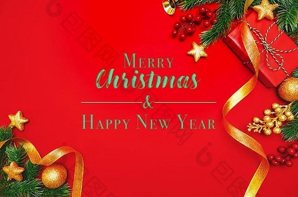 圣诞礼物和红色背景上圣诞装饰的松树