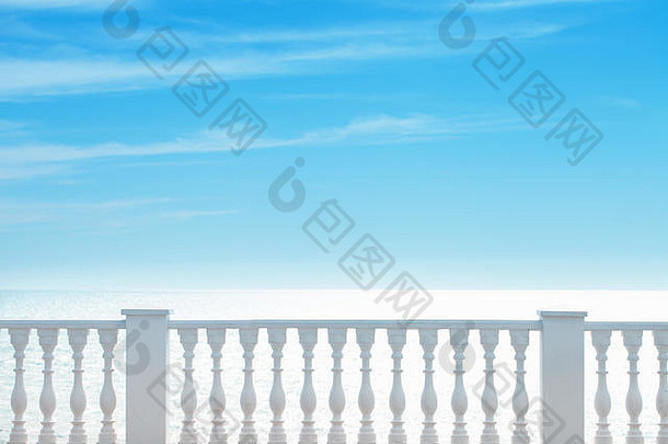 夏日景色，经典的白色栏杆和空旷的露台俯瞰大海。夏季背景。旅游业