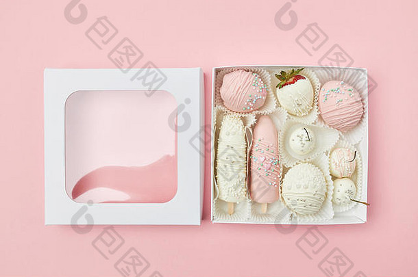 开放礼物盒子水果覆盖白色粉红色的巧克力粉红色的背景