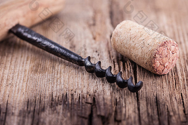 木质表面上的复古螺旋塞和葡萄酒软木塞宏观特写