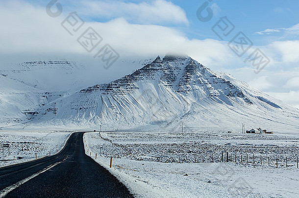 冬天的雪路，冰岛