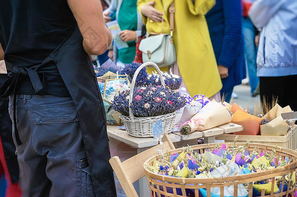 卖花人，简单芬芳的薰衣草花束，省级花卉市场的真实场景