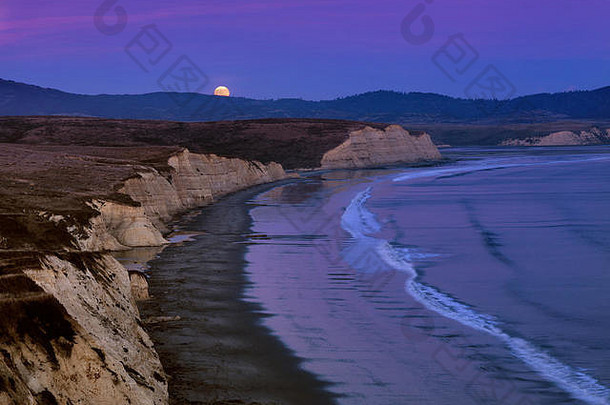 加利福尼亚州马林县雷耶斯角国家海岸德雷克海滩月出