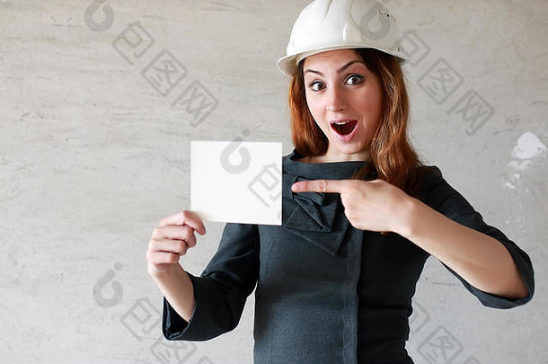 一个手里拿着一张白纸的女人正在施工
