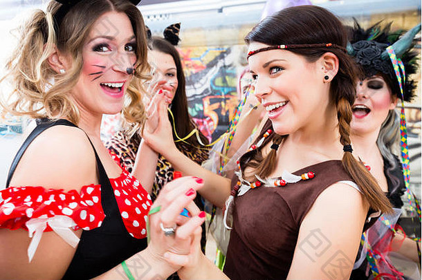 年轻的德国妇女在时装狂欢节上举行化装舞会