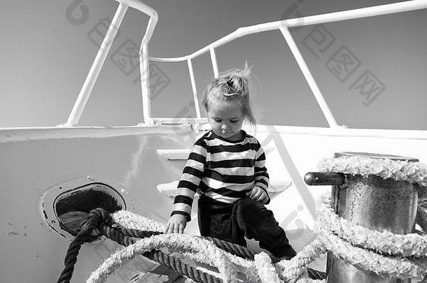 夏季旅游概念。小孩子夏天乘船旅行。小男孩乘船旅行。暑假和旅行。暑假