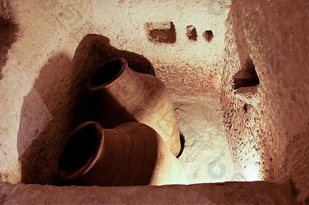 这是一张水平的浴缸照片，可以追溯到<strong>罗马时代</strong>，是在一个曾经被人类占据的石灰岩洞穴中制作的，麦田，品