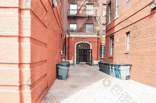 条目通过橙色砖建筑火楼梯垃圾罐一天旅行住房概念布朗克斯纽约美国