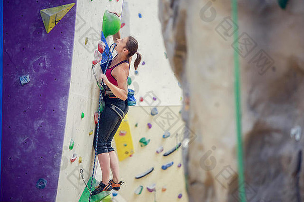 照片年轻的女人安全绳子练习攀爬<strong>墙</strong>