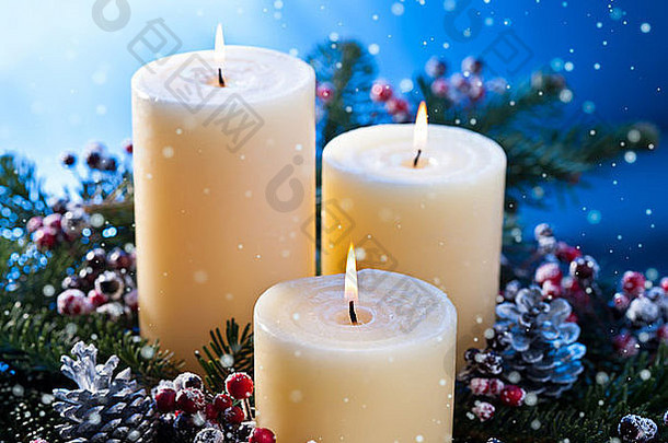 三支蜡烛在一个降临节插花为降临节和圣诞节降雪