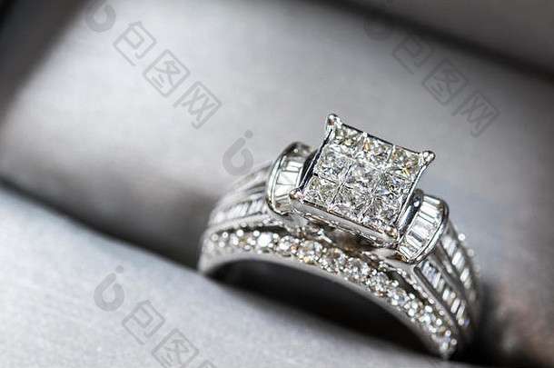 钻石订婚环盒子闪闪发光反射闪闪发光的princess-cut钻石