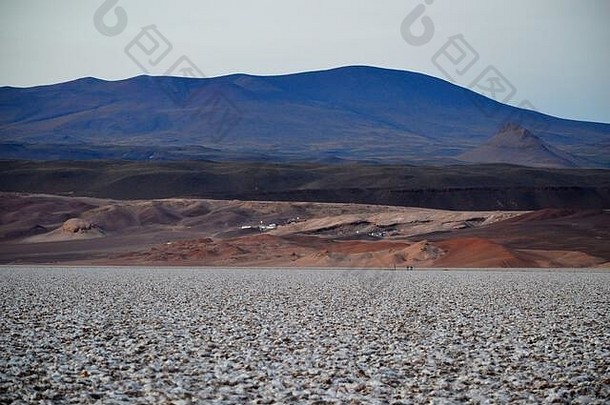 阿根廷萨尔塔托拉尔格兰德阿里扎罗盐滩南部金矿林德罗营地的视图。