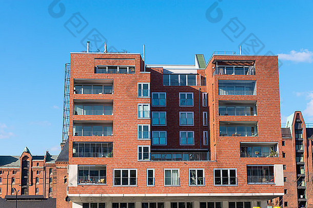 汉堡哈芬西蒂的一座现代化的红色公寓