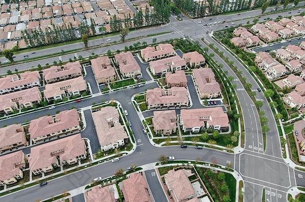 城市蔓延的鸟瞰图。郊区挤满了房屋和道路。位于美国加利福尼亚州欧文市的大片土地
