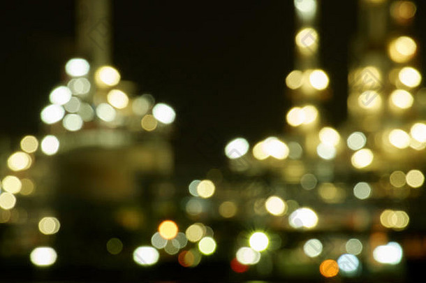 抽象模糊背景。炼油厂的夜景。