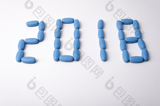 创意2018新年概念在白色背景上制作蓝色医用平板电脑。