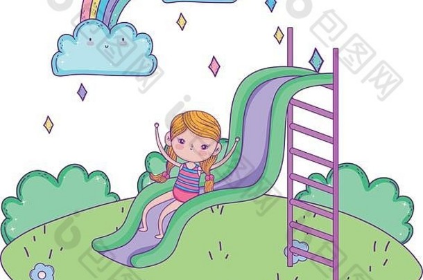 公园里滑梯上穿着泳衣的小女孩