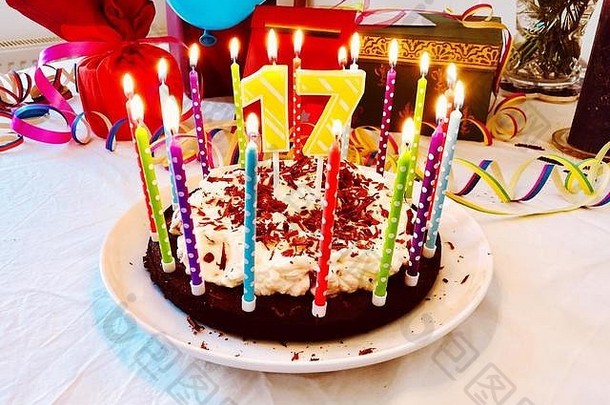 生日蛋糕生日燃烧蜡烛色彩斑斓的装饰生日表格礼物背景