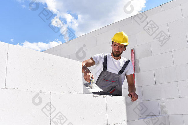 家庭建筑<strong>工匠</strong>-穿着工作服工作的砌砖工人