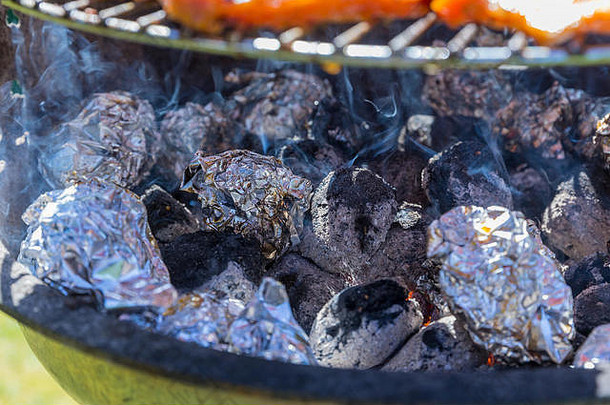 alufolie柳条篓土豆的grillkohle在特门比尔德烧烤图片马里奥男人