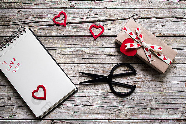 情人节礼物盒子剪刀笔记本红色的心形状标签木董事会
