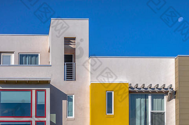 犹他州黎明时分阳光普照的平屋顶现代住宅